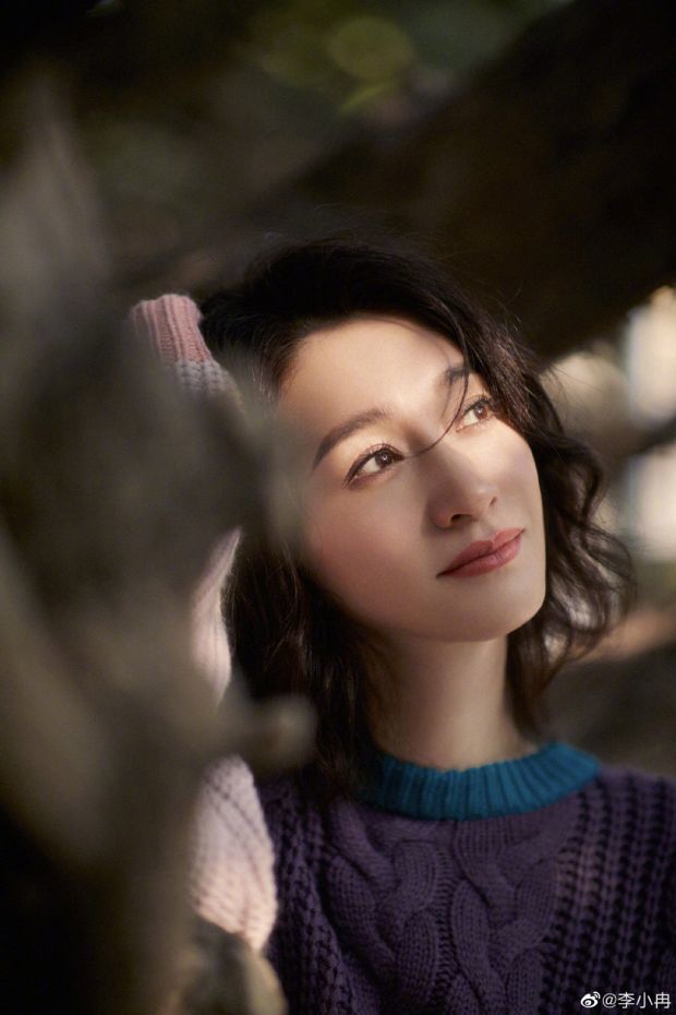 李小冉穿毛衣漫步秋日林荫道微卷短发温柔娴静气质佳