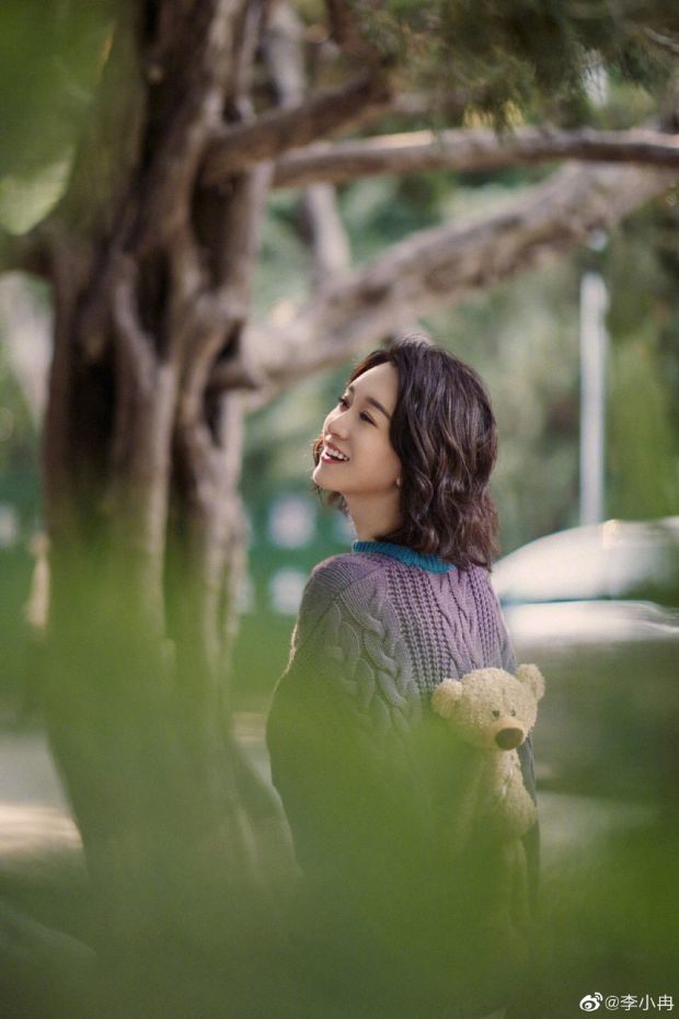 李小冉穿毛衣漫步秋日林荫道微卷短发温柔娴静气质佳