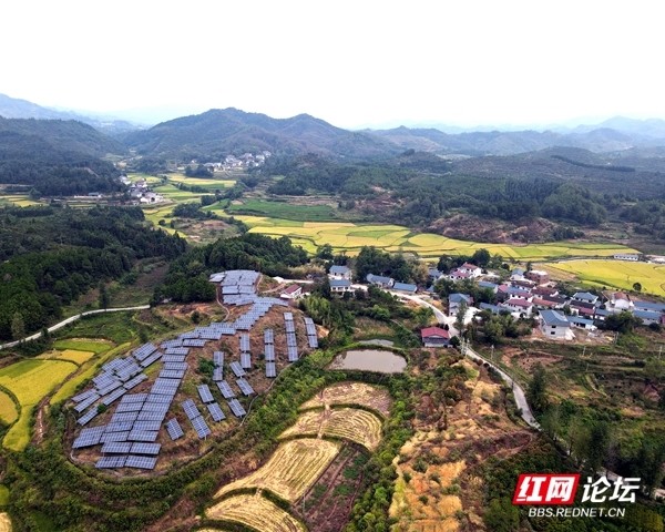 摄影:曾挟山▲图说:怀化市中方县聂家村乡白洋坪村光伏扶贫电站