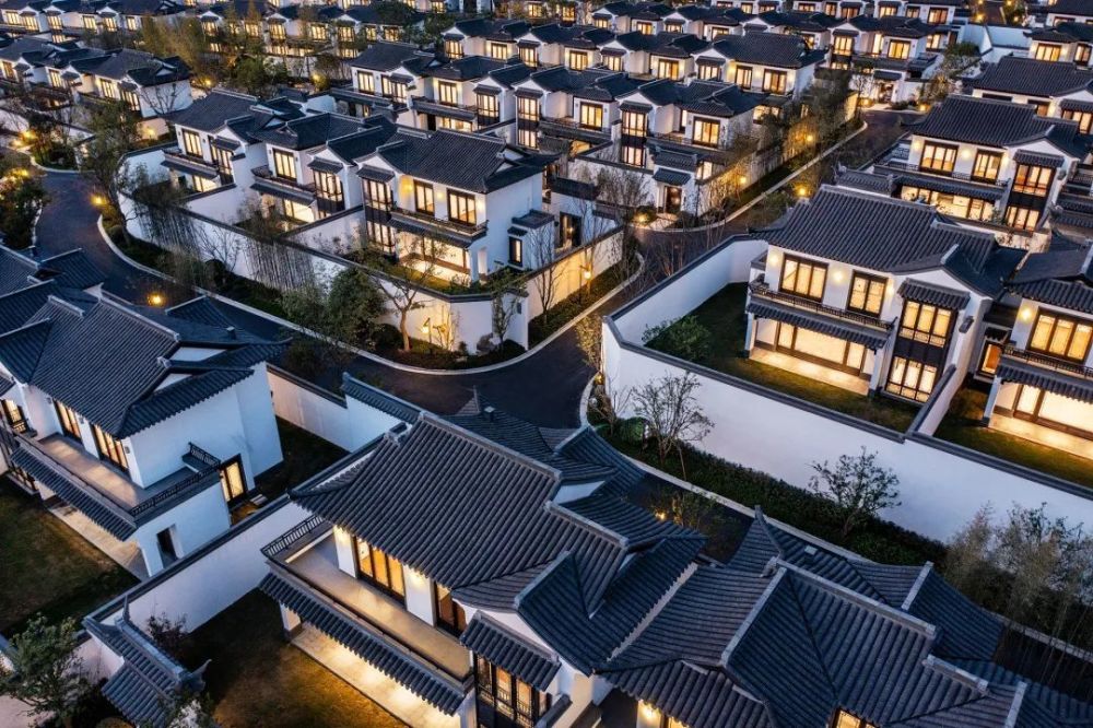 合院之后,大华房产洞察到大城西客户不断变化的居住需求,从"古典中式