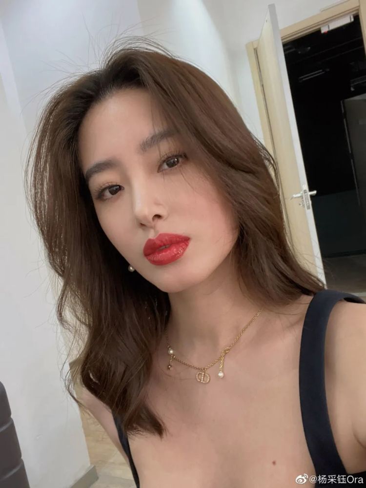 又"港"又"法"的杨采钰,为什么成了模仿首选?插图12