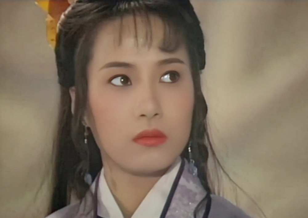 港星黄丽梅暂居广州陪老母骑单车去市场买花接地气60岁仍未婚