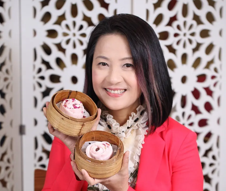 港星黄丽梅暂居广州陪老母骑单车去市场买花接地气60岁仍未婚