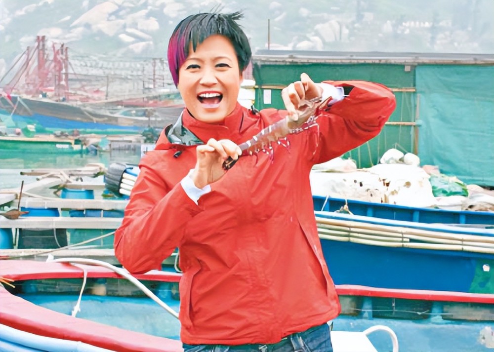 港星黄丽梅暂居广州陪老母骑单车去市场买花接地气60岁仍未婚