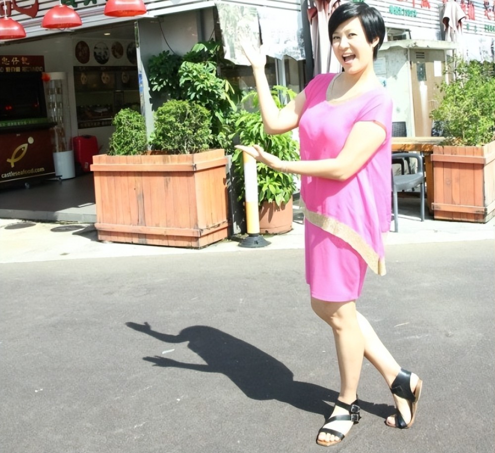 港星黄丽梅暂居广州陪老母骑单车去市场买花接地气60岁仍未婚