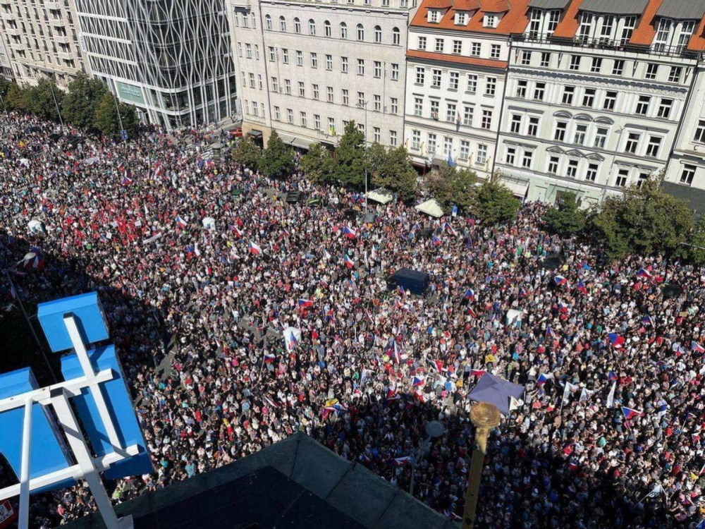 布拉格之春时隔56年再度上演，7万捷克人涌上街头，要求政府辞职