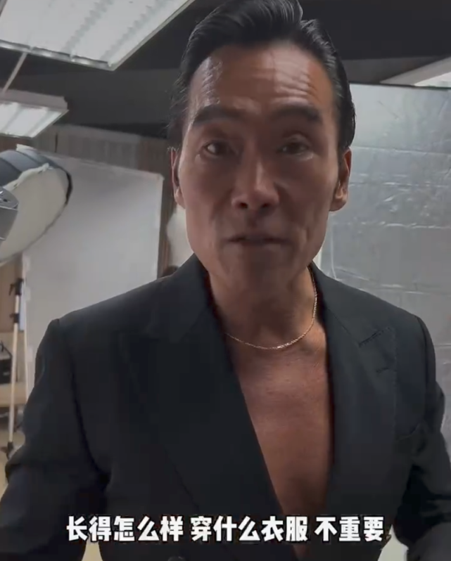 57岁郑浩南晒胸肌,坚持健身40年,手臂里还有9根钢钉