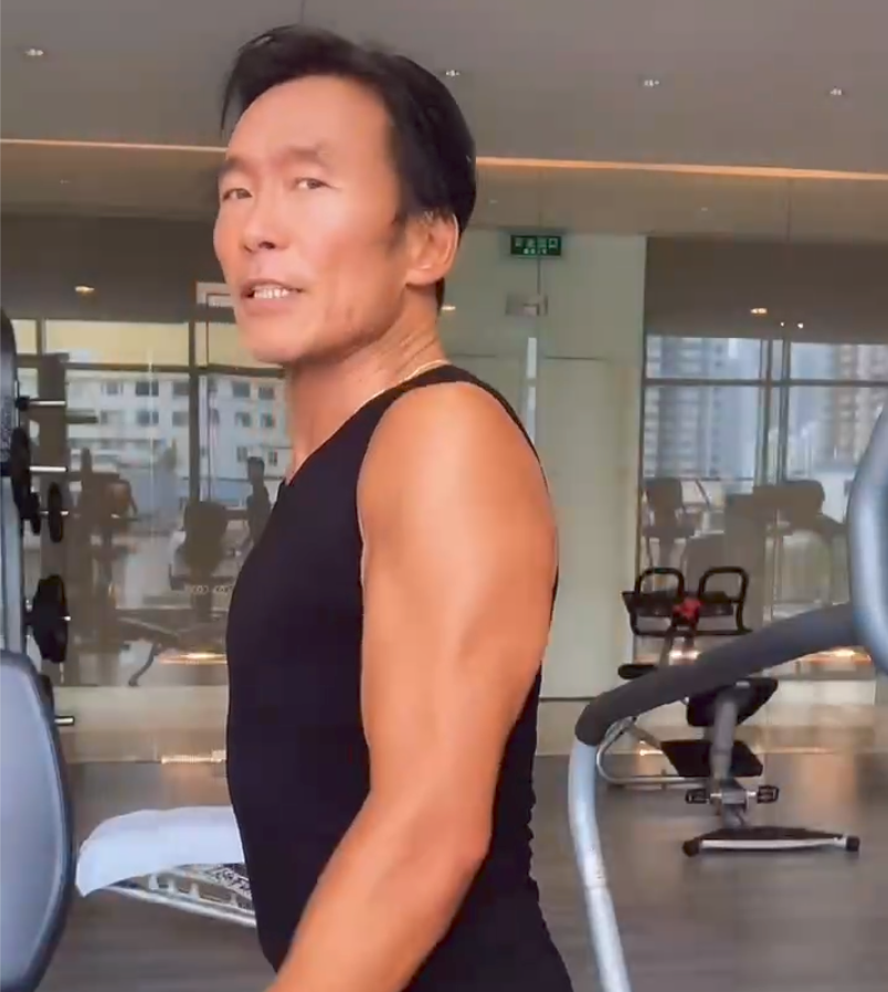 57岁郑浩南晒胸肌,坚持健身40年,手臂里还有9根钢钉_腾讯新闻