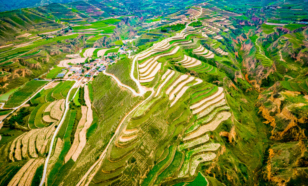 黄土高原上的梯田壮观么?西岩山上俯瞰甘肃的咽喉又是何等感受?