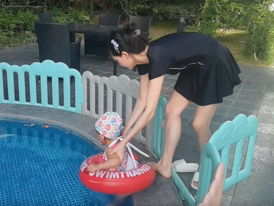 今年6月份刚刚生完二胎的苗苗,看起来恢复得极好,穿着泳装带着女儿