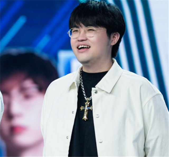 紫琪晒了好几张戒指,玫瑰花的照片,还夸奖了姿态的新造型.