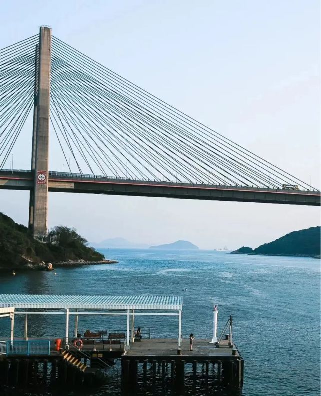 东西两面被两道海峡隔开,东边是马湾海峡,西边是汲水门,北面对岸则是
