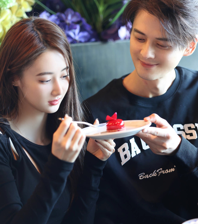 郭品超晒照为马泽涵庆生,穿百元卫衣送女友10万的手镯!太宠溺