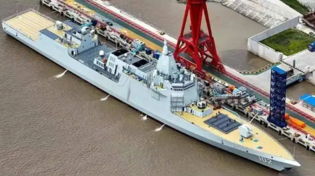 102"拉萨"舰:出远海执行巡航任务后,驶入江南造船厂进行维护保养