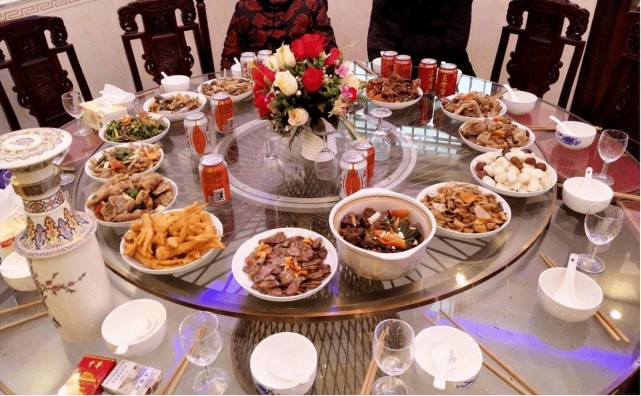 山东人喝酒的讲究:地市不同酒桌讲究不同,甚至街巷也各不相同.