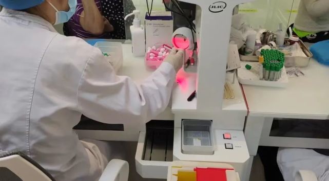 采血告别排长队——山东中医药大学附属医院大学城医院检验中心智能采血系统投入使用_腾讯新闻