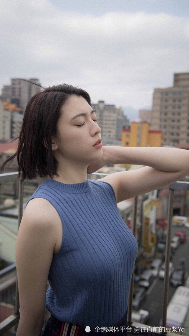 日本名模三吉彩花短发,清纯美丽娇小玲珑可爱迷人