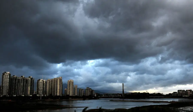 福州惊现黑云压城!漆黑的乌云像座小山一样,网友称:没见过