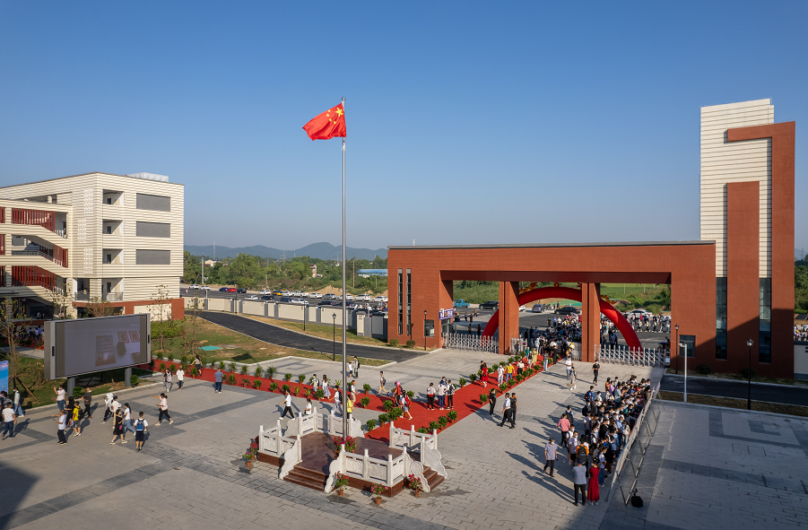 经过前期精心的准备,备受瞩目的青阳县第六中学今天迎来了首批入学