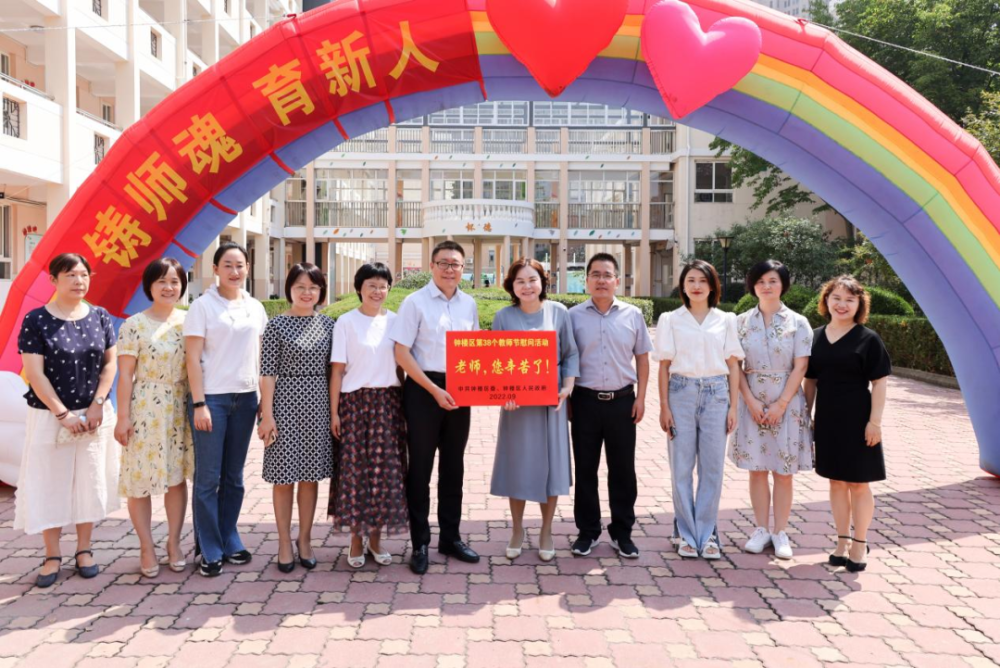 随后,沈东一行来到常州市怀德苑小学,与学校部分教师