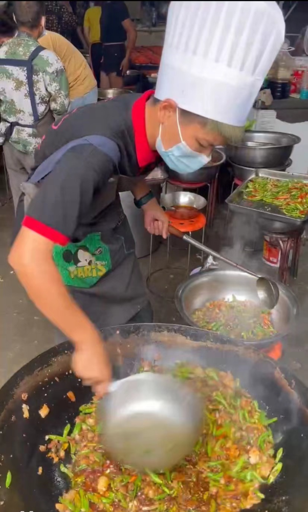 杨绍红到菜市场采买物资凉拌三丝,青笋炒肉,回锅肉……两荤两素是"