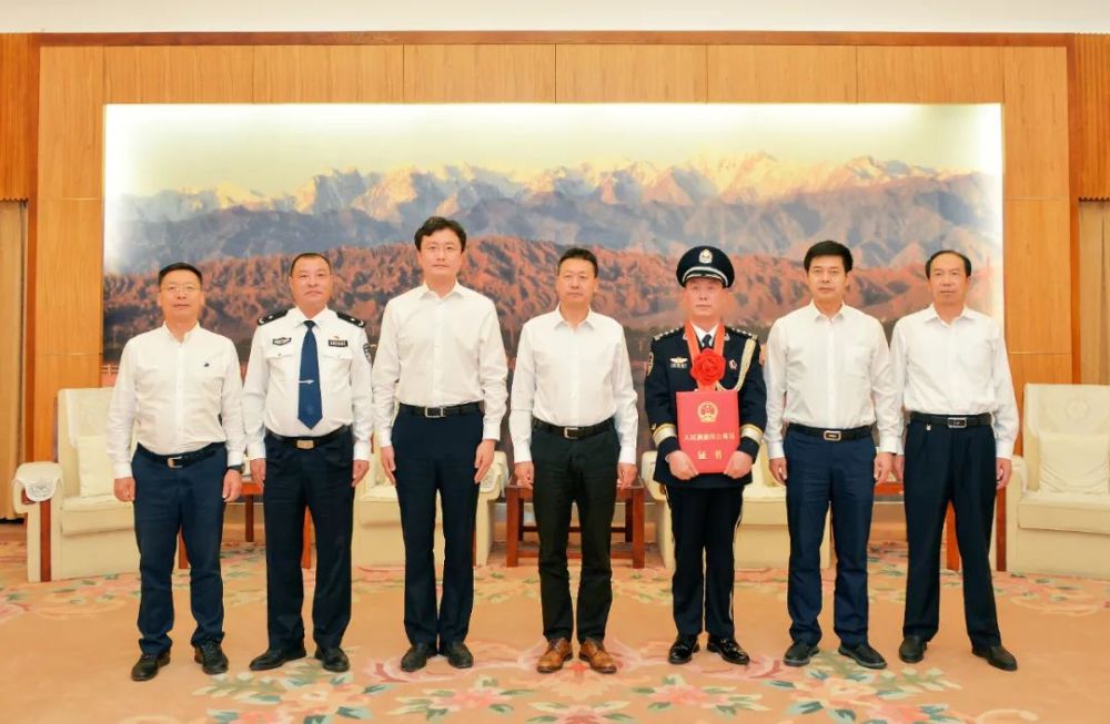 雷思维会见全国"人民满意的公务员"刘锋军_腾讯新闻