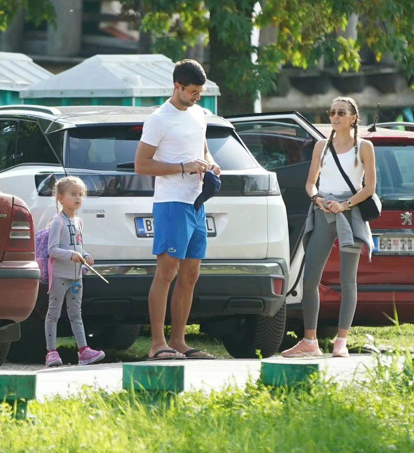 德约科维奇携家人在海边度假,赤膊上阵陪一对儿女玩耍_腾讯新闻