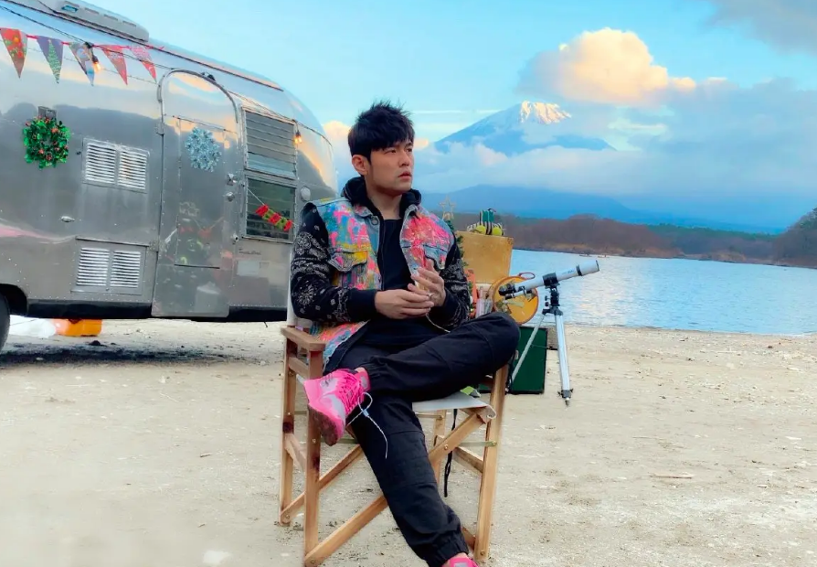 另外还有两档综艺回归——周杰伦领衔的《周游记2》,据说张艺兴可能会