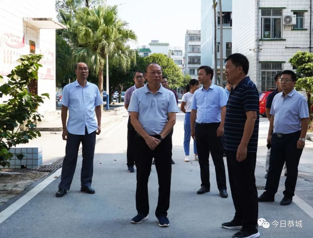 县长杨征山到恭城中学开展中秋节暨教师节慰问活动