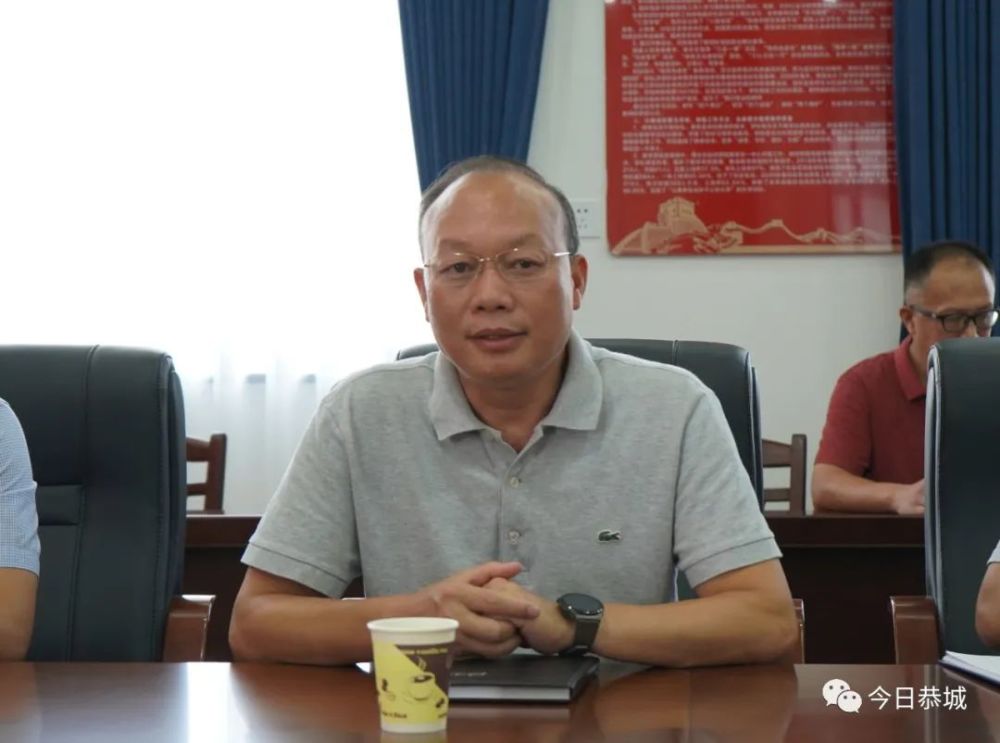 县长杨征山到恭城中学开展中秋节暨教师节慰问活动