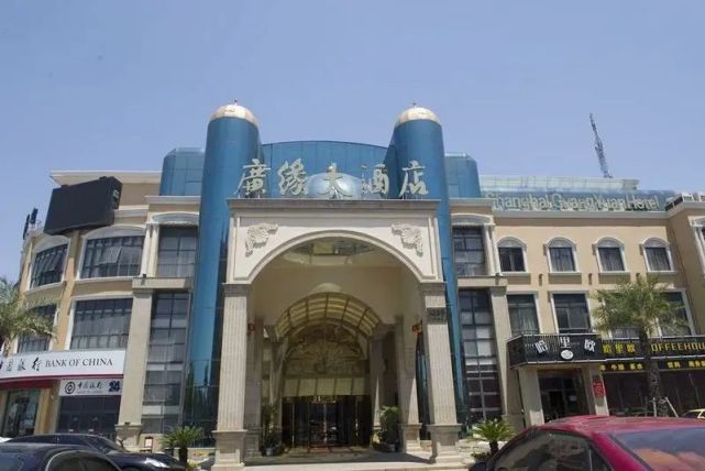 墙体滚滚而下,位于金山区朱泾镇的上海广缘大酒店正式被拆除