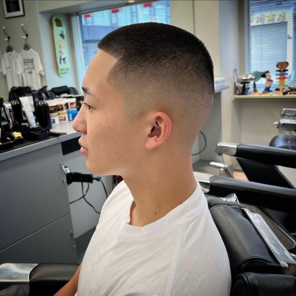 相信大多数男士还是比较喜欢这种超短的男士发型,简单清爽又特别的