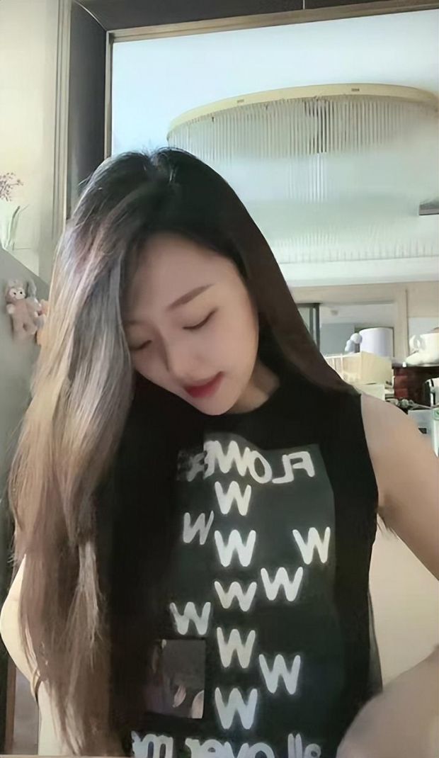 现年27岁的徐梦迪是资深演员闫学晶的儿媳妇,她的老公名叫林傲霏,两人