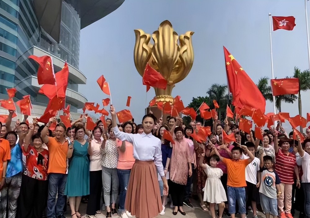 青年歌唱家关彤演唱新作《回报祖国》庆香港回归