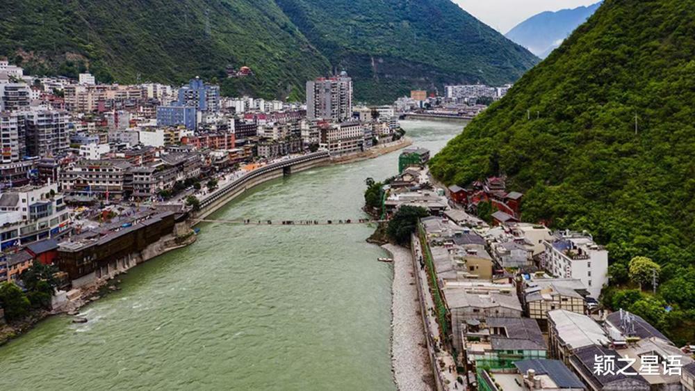 泸定县冰川瀑布和红石滩