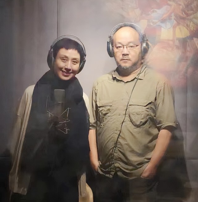 史依弘透露,窦唯带领朝简乐队坚持创作三年多,远离尘嚣,不受外界干扰
