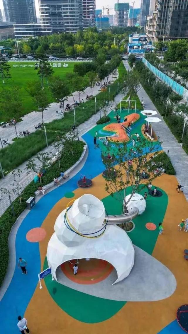 济南姚家商务区的绸带公园起名叫泉城人才公园,这名字叫起来别扭