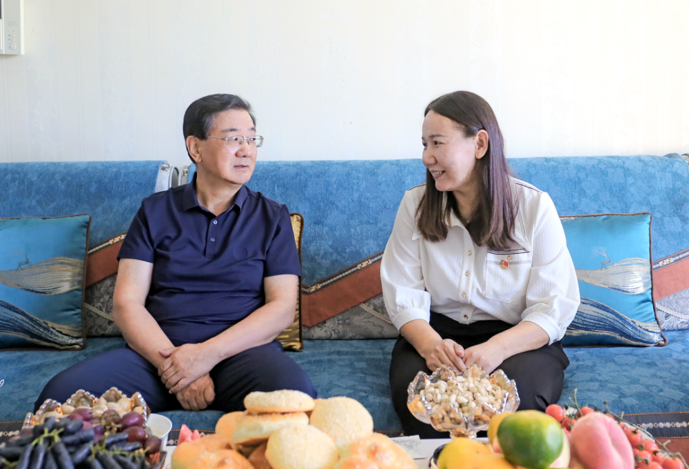 在博乐市第一小学"优秀青年教师"卡米娜·乌买尔江家,何永慧关切询问