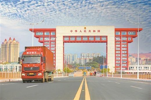 聚焦广西日报刊发整版文章探访东兴口岸二桥国门楼