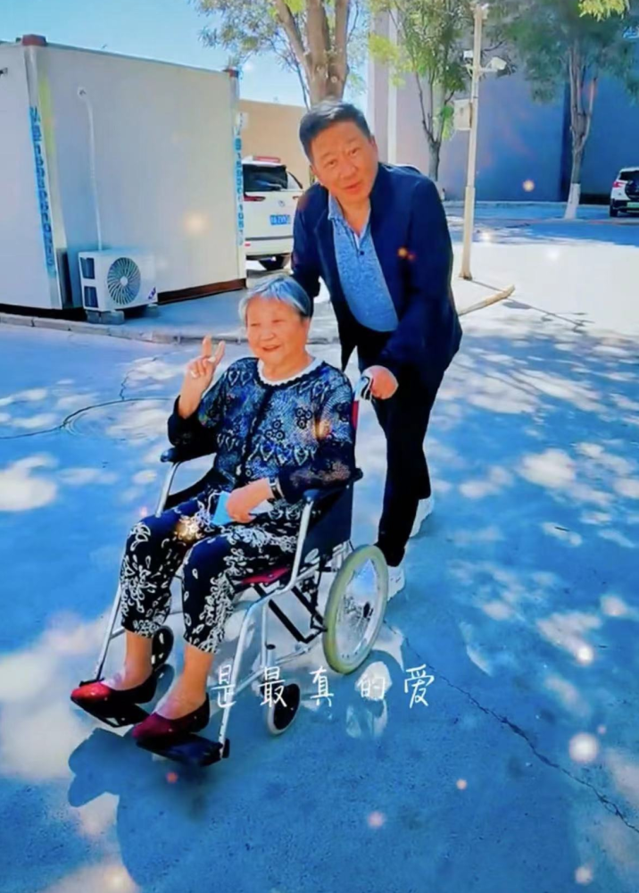63岁丁勇岱推年迈母亲出门,穿着简朴无人识,母子慈眉善目长很像_腾讯