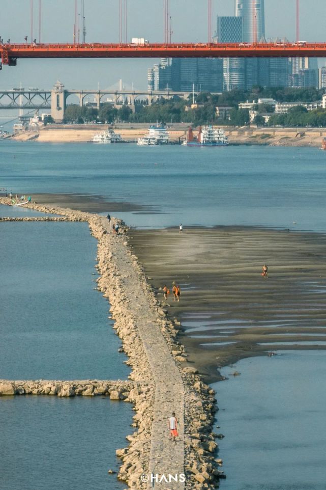 隔着屏幕看图的人误以为,长江见底了,肯定很浅.