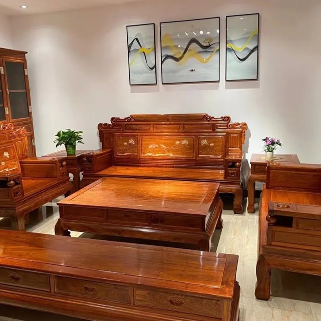 摸上去竟然还硌手,漆面糊的像黑洞,这样的红木家具体验感太差,放在家