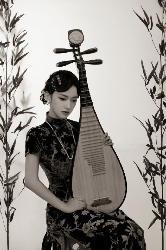 程潇旗袍造型盘发气质温婉 手抱琵琶尽显古典韵味插图2
