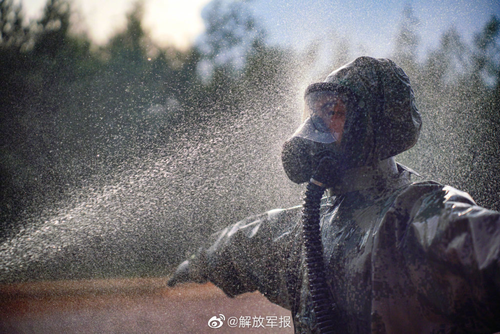 一起看防化兵的训练日常_腾讯新闻