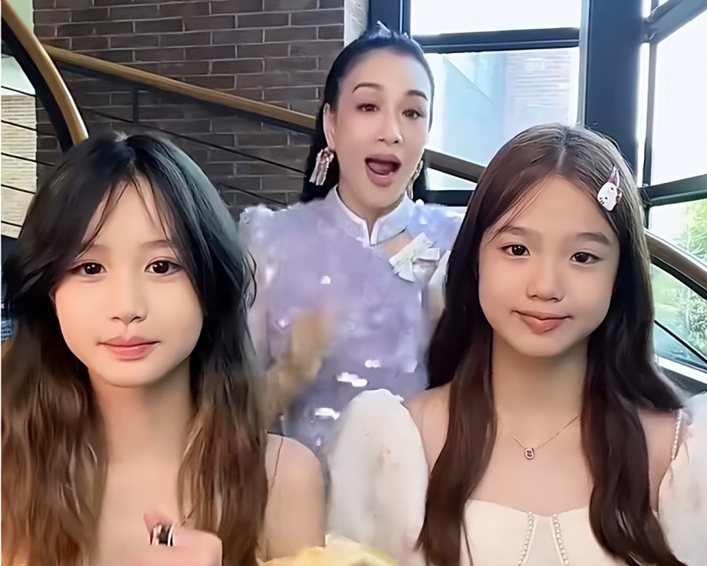 钟丽缇二女儿颜值开挂,五官越长越高级,模样竟丝毫不输妹妹考拉_腾讯