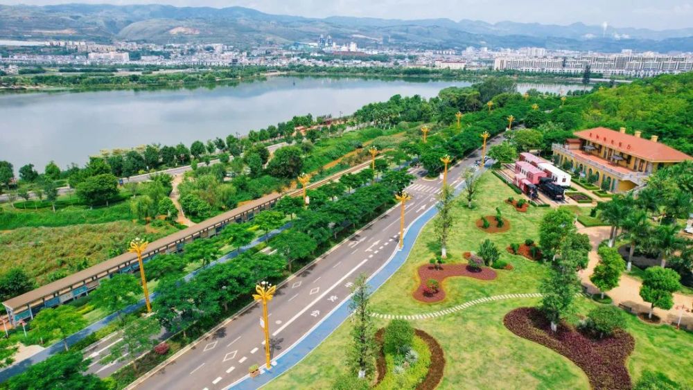 来到开远可以到凤凰生态公园打卡感受这里独特的城市公园文化南洞风景