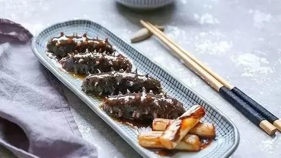 火锅早就吃到乏味,煲汤又太耗时,一盘葱烧海参,满足你对美食和滋补的