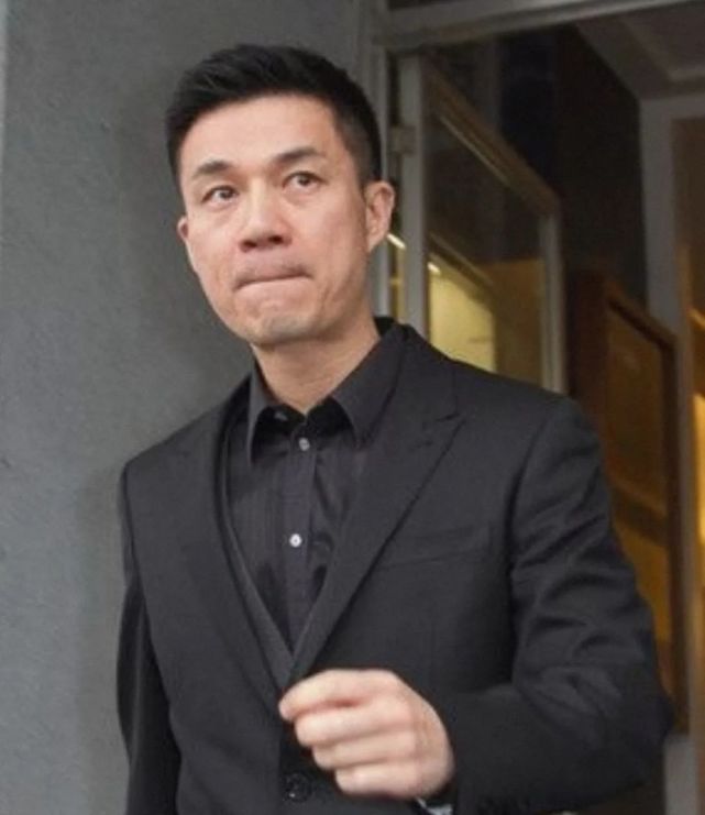 许雅钧聚餐,身边5位年轻美女相伴,小s:他不是公众人物不回应