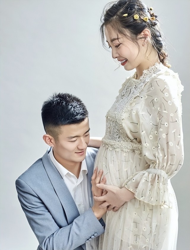 谌龙也是高兴地答应了,并给了王适娴一场浪漫而盛大的婚礼