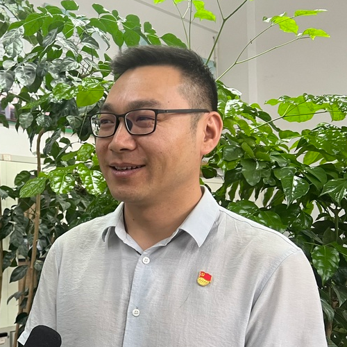 冉龙美呈贡一中教务主任为做好学生在校期间的疫情防控工作,学校每天